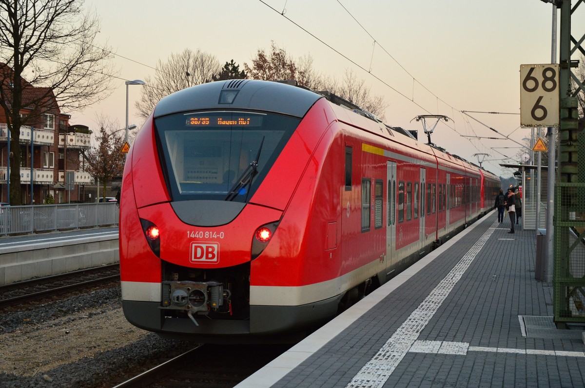 1440 814-0 am Zugschluß einer S8 nach Hagen in Korschenbroich am Abend des 6.2.2015