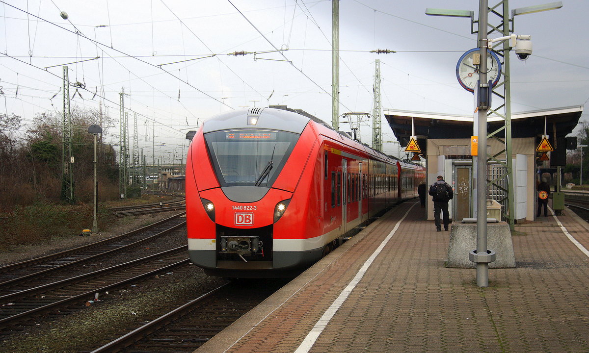 1440 822-3 DB fährt als S8 von  Hagen-Hbf nach Mönchengladbach-Hbf und hält in Neuss-Hbf.
Aufgenommen vom Bahnsteig in Neuss-Hbf.
Bei Sonne und Wolken am Kalten Nachmittag vom 6.1.2018.