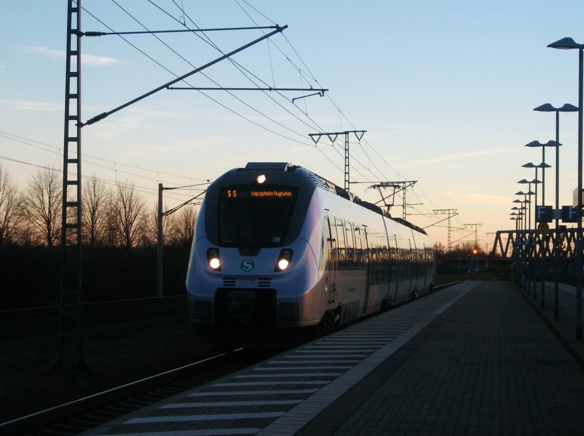 1442 100 erreicht am 27.Dezember 2013 als S5 nach Leipzig/Halle Flughafen den Bahnhof Leipzig Messe