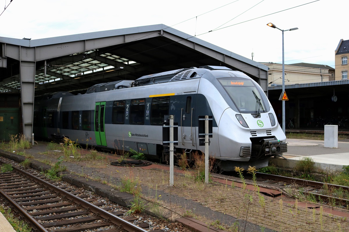 1442 123 und ein weiterer 1442 (Bombardier Talent 2) der S-Bahn Mitteldeutschland (DB Regio Südost) als S 37353 (S3) nach Geithain stehen in ihrem Startbahnhof Halle(Saale)Hbf auf Gleis 2 bereit. [9.9.2017 - 17:12 Uhr]