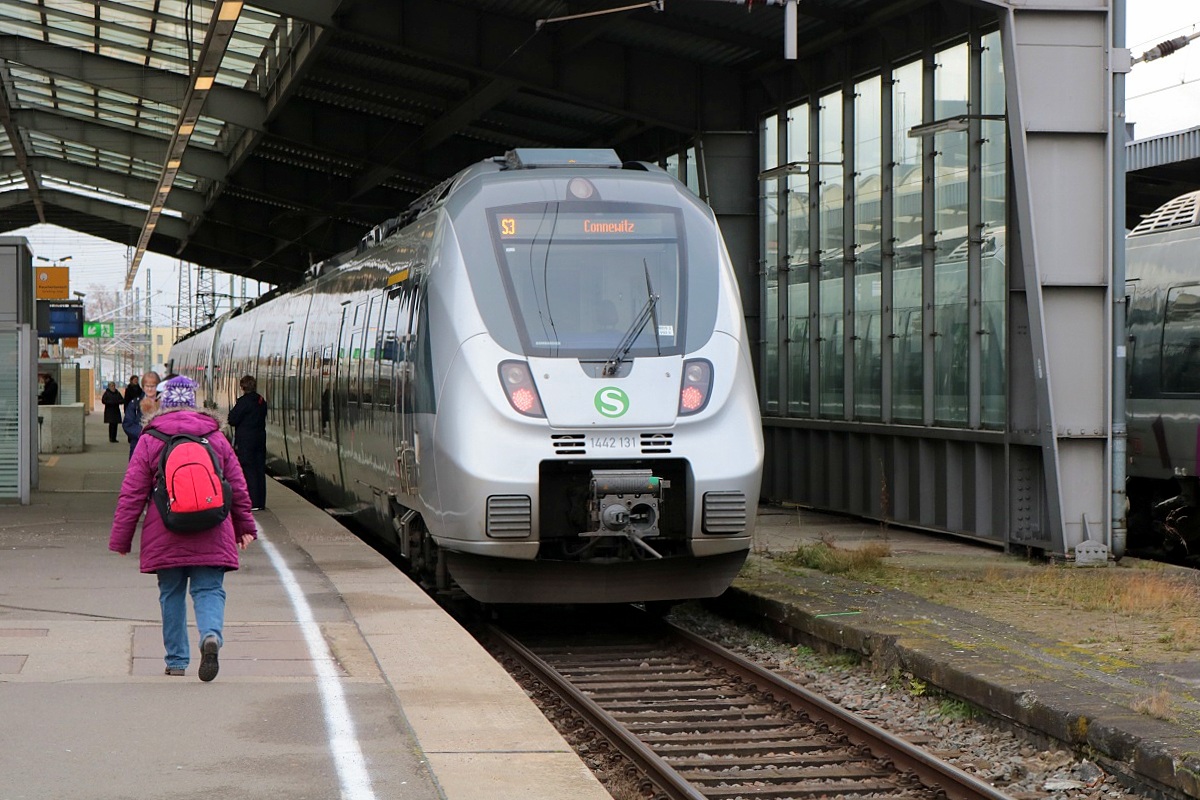 1442 131 und 1442 629 (Bombardier Talent 2) der S-Bahn Mitteldeutschland (DB Regio Südost) als S 37345 (S3) von Halle-Trotha nach Leipzig-Connewitz stehen in Halle(Saale)Hbf auf Gleis 1. [28.12.2017 | 14:16 Uhr]