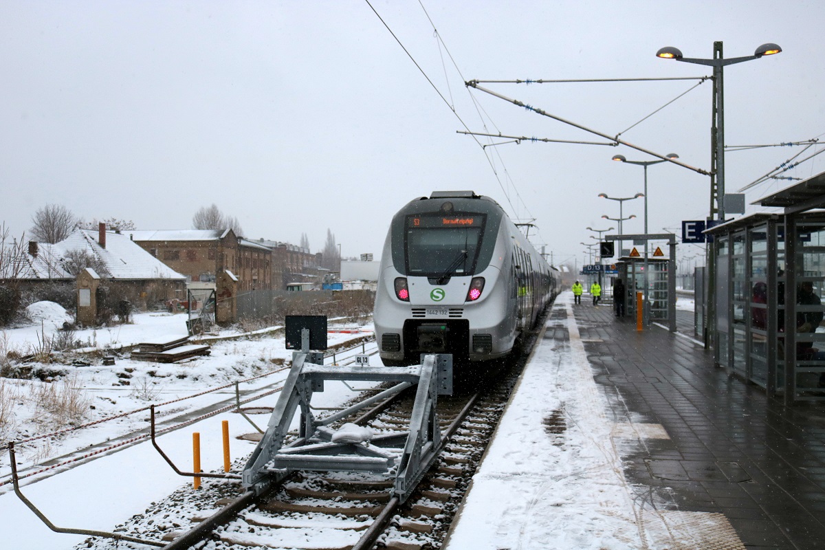 1442 132 und ein weiterer 1442 (Bombardier Talent 2) der S-Bahn Mitteldeutschland (DB Regio Südost) als S 37347 (S3) nach Geithain stehen in ihrem Startbahnhof Halle(Saale)Hbf auf Gleis 13 bereit. Auf dem Anzeiger steht fälschlicherweise  Borna(Leipzig) . [3.12.2017 | 14:52 Uhr]