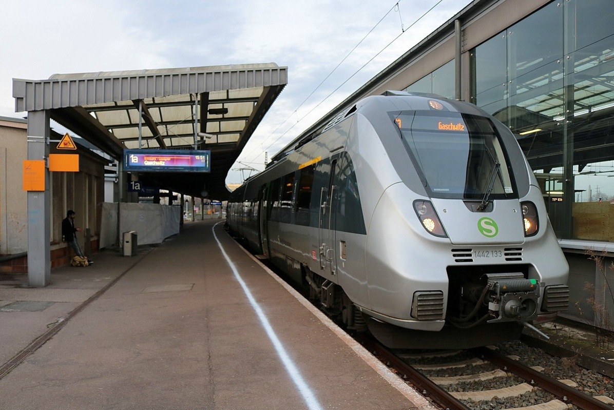 1442 133 und 1442 128 (Bombardier Talent 2) der S-Bahn Mitteldeutschland (DB Regio Südost) als S 37351 (S3) nach Markkleeberg-Gaschwitz stehen in ihrem Startbahnhof Halle(Saale)Hbf auf Gleis 1a. [27.12.2017 | 15:30 Uhr]