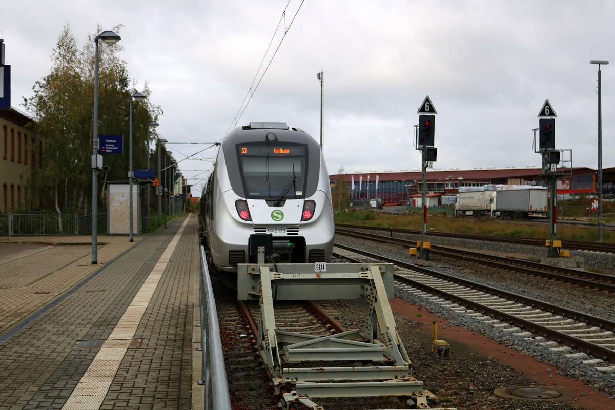 1442 133 (Bombardier Talent 2) der S-Bahn Mitteldeutschland (DB Regio Südost) als S 37321 (S3) von Halle(Saale)Hbf hat ihren Endbahnhof Geithain auf Gleis 1 erreicht. [31.10.2017 | 10:55 Uhr]