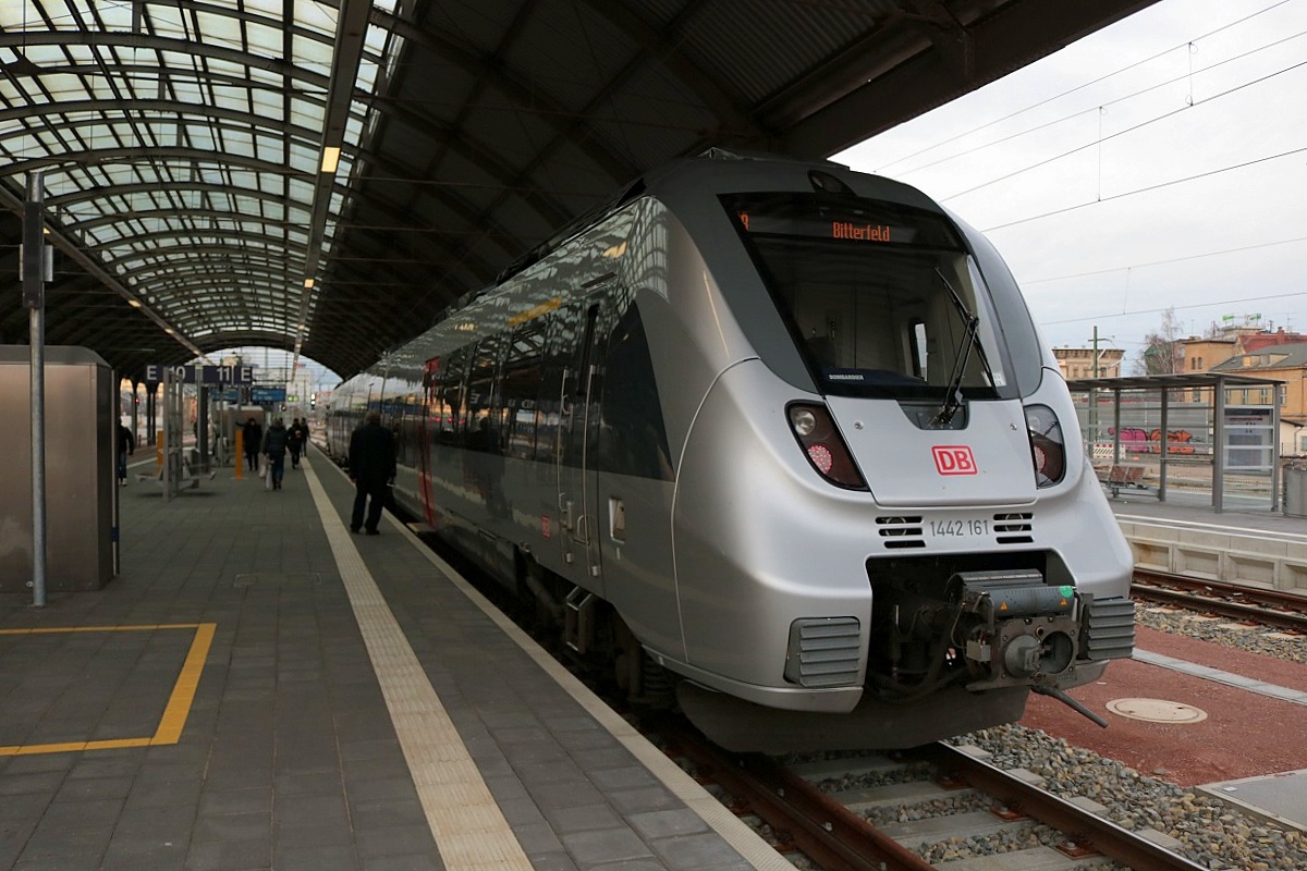 1442 161 (Bombardier Talent 2) der S-Bahn Mitteldeutschland (MDSB II | DB Regio Südost) als S 37848 (S8) nach Bitterfeld steht in ihrem Startbahnhof Halle(Saale)Hbf auf Gleis 11 E-G. [27.12.2017 | 14:18 Uhr]
