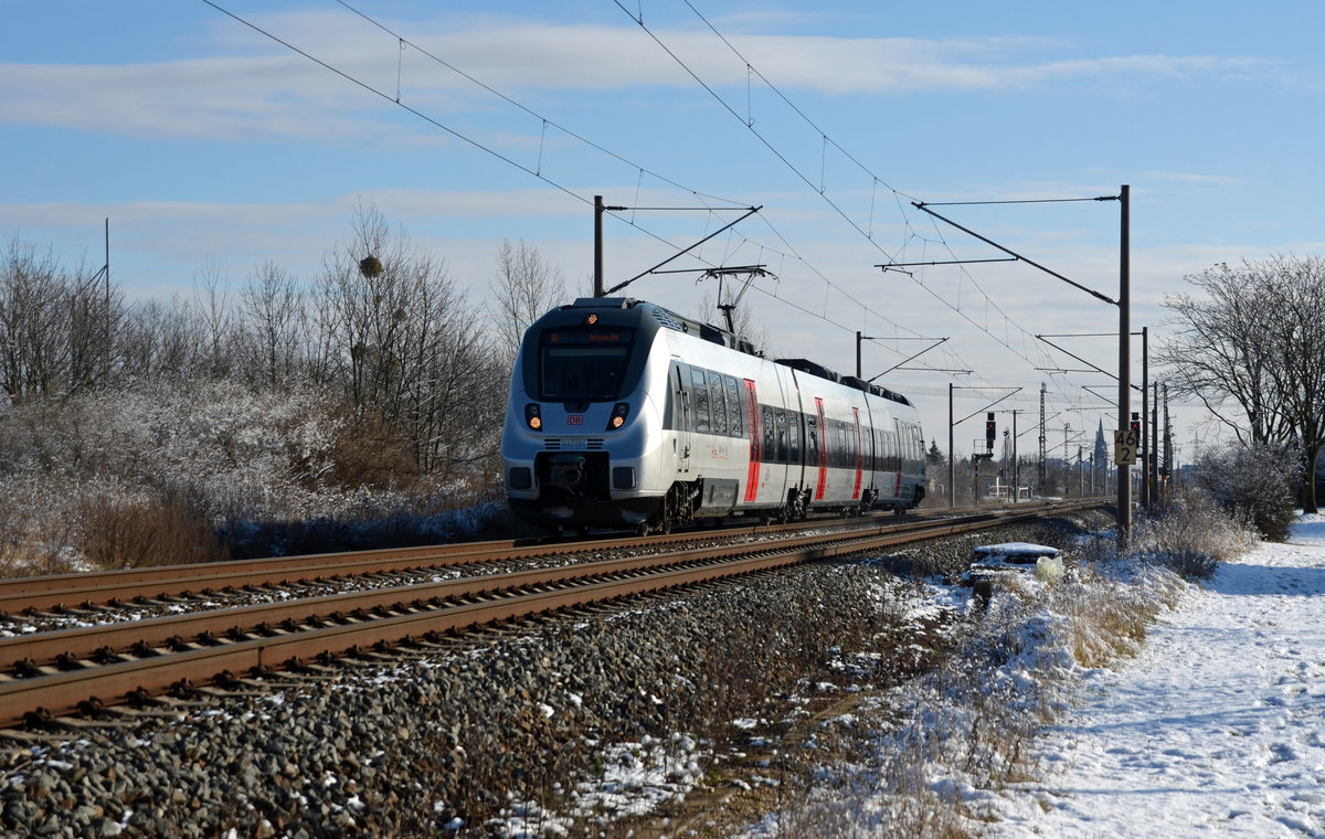 1442 164 passiert auf der Fahrt von Halle(S) nach Dessau am 04.02.18 das winterlich angehauchte Greppin. 