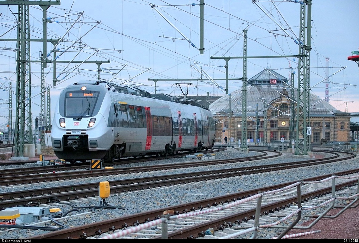 1442 177 (Bombardier Talent 2) der S-Bahn Mitteldeutschland (MDSB II | DB Regio Südost) als S 37856 (S8) von Halle(Saale)Hbf nach Bitterfeld durchfährt das Gleisvorfeld von Halle(Saale)Hbf. Aufgenommen von der Delitzscher Straße. [26.1.2018 | 16:20 Uhr]