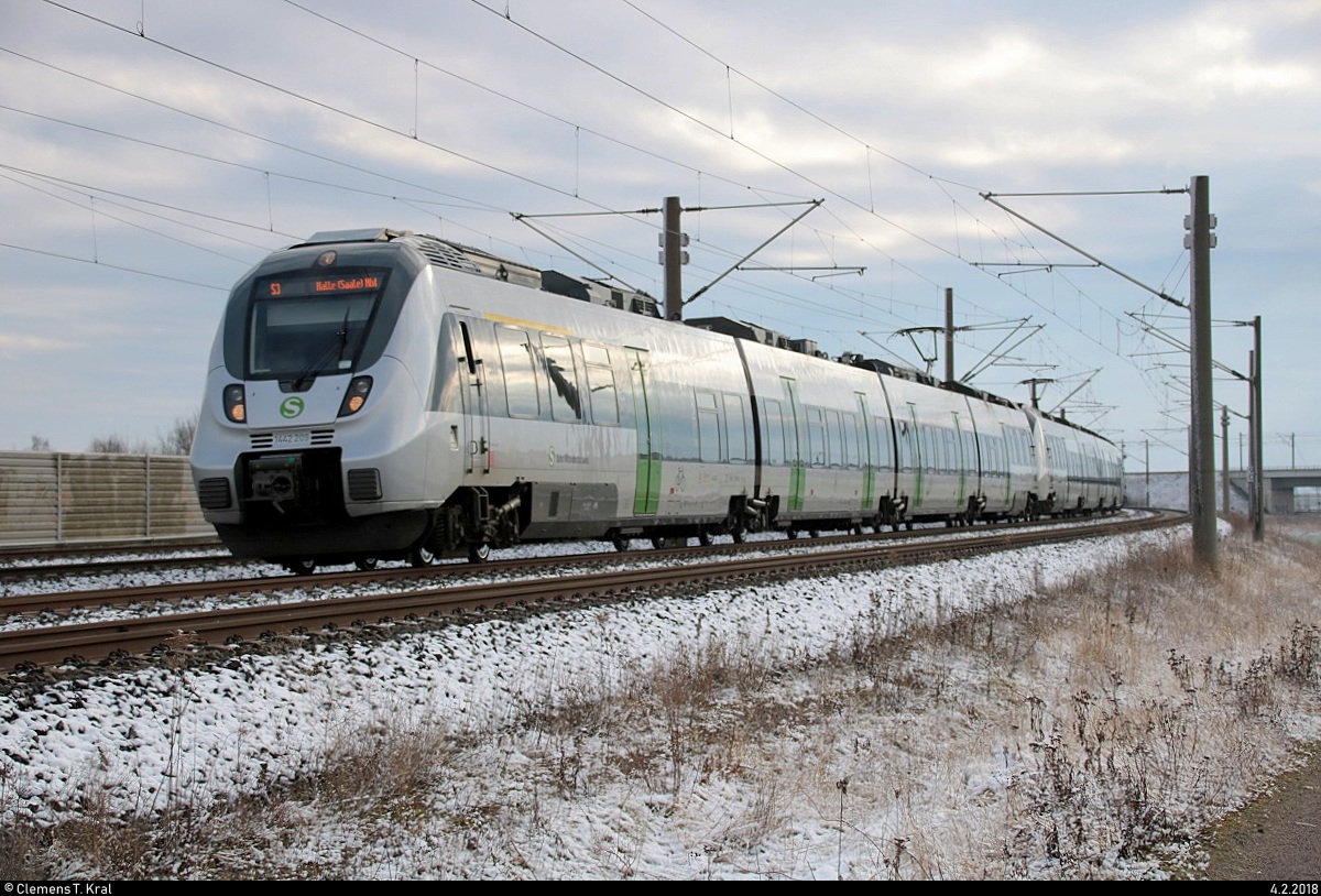 1442 209 und 1442 210 (Bombardier Talent 2) der S-Bahn Mitteldeutschland (DB Regio Südost) als S 37326 (S3) von Leipzig-Connewitz nach Halle(Saale)Hbf fahren bei Benndorf, An der Reichsbahn, auf der Bahnstrecke Magdeburg–Leipzig (KBS 340). [4.2.2018 | 11:02 Uhr]