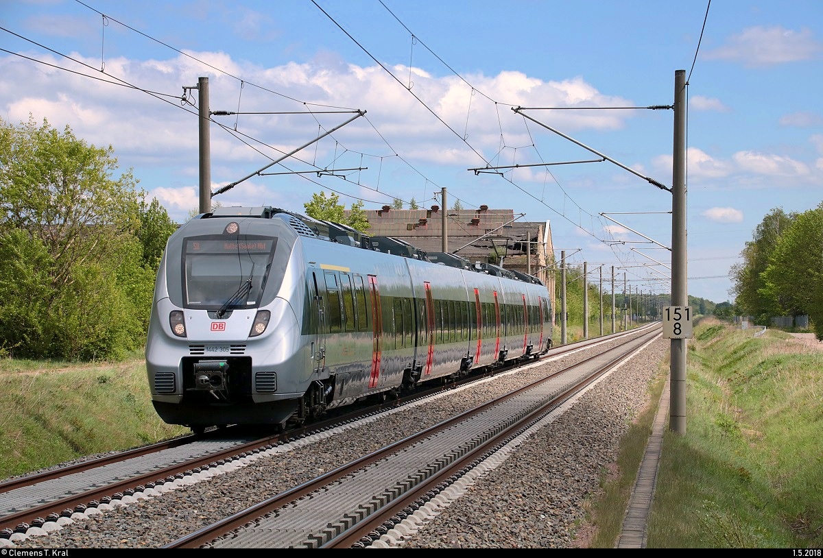 1442 305 (Bombardier Talent 2) der S-Bahn Mitteldeutschland (MDSB II | DB Regio Südost) als S 37837 (S8) von Dessau Hbf nach Halle(Saale)Hbf erreicht den Hp Hohenthurm auf der Bahnstrecke Berlin–Halle (KBS 250). [1.5.2018 | 13:01 Uhr]