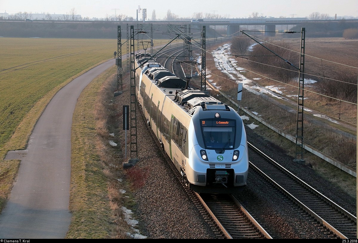 1442 633 und 1442 617 (Bombardier Talent 2) der S-Bahn Mitteldeutschland (DB Regio Südost) als S 37359 (S3) von Halle(Saale)Hbf nach Leipzig-Connewitz erreichen den Hp Schkeuditz West auf der Bahnstrecke Magdeburg–Leipzig (KBS 340). [25.3.2018 | 18:09 Uhr]