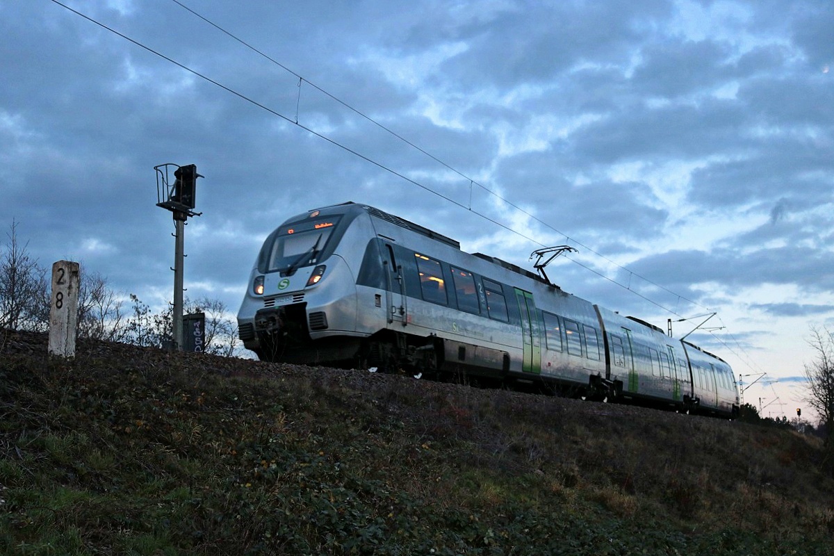 1442 634 (Bombardier Talent 2) der S-Bahn Mitteldeutschland (DB Regio Südost) als S 37744 (S7) von Halle(Saale)Hbf Gl. 13a nach Halle-Nietleben fährt bei Böllberg-Wörmlitz auf der Bahnstrecke Halle–Hann. Münden (KBS 590). [29.12.2017 | 16:03 Uhr]