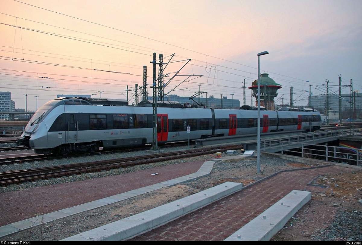 1442 663 (Bombardier Talent 2) der S-Bahn Mitteldeutschland (MDSB II | DB Regio Südost) als S 37863 (S8) von Dessau Hbf erreicht ihren Endbahnhof Halle(Saale)Hbf auf Gleis 11 E-G im Abendlicht. [25.3.2018 | 19:09 Uhr]