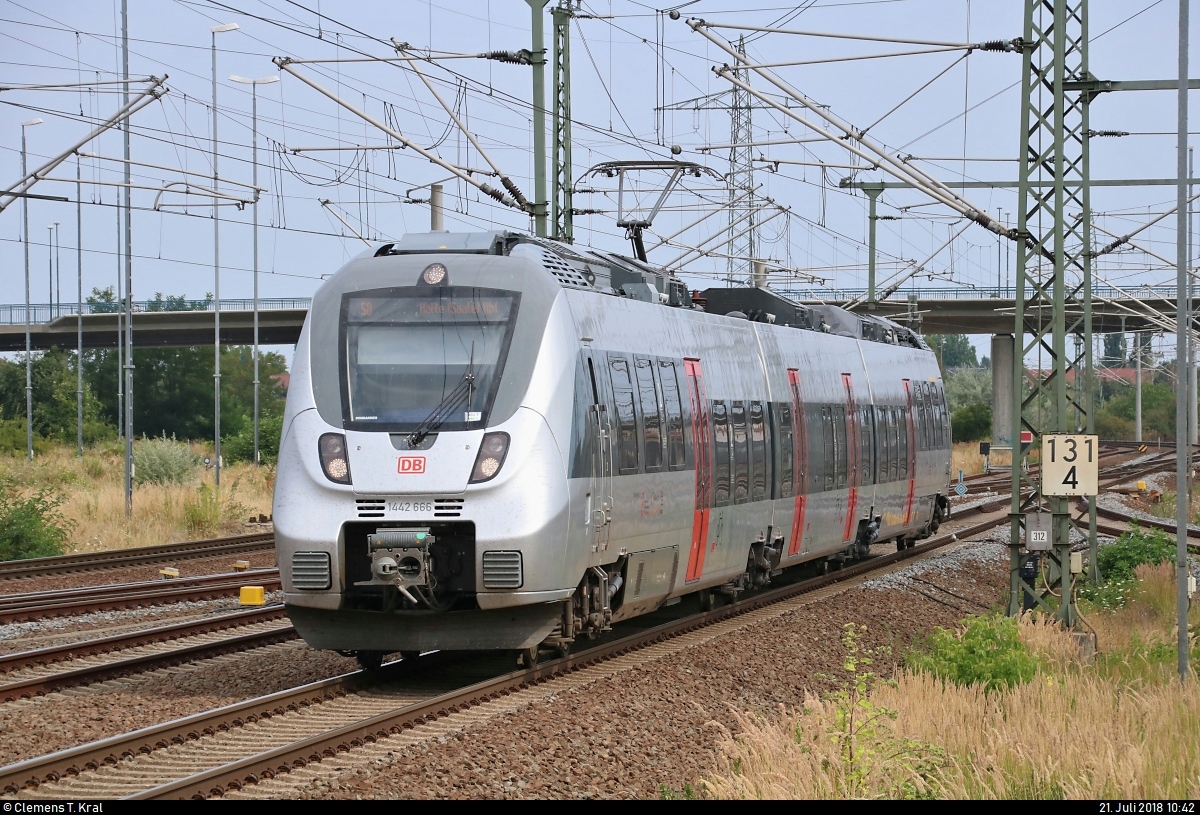 1442 666 (Bombardier Talent 2) der S-Bahn Mitteldeutschland (MDSB II | DB Regio Südost) als S 37829 (S8) von Dessau Hbf nach Halle(Saale)Hbf erreicht den Bahnhof Bitterfeld auf Gleis 4.
[21.7.2018 | 10:42 Uhr]
