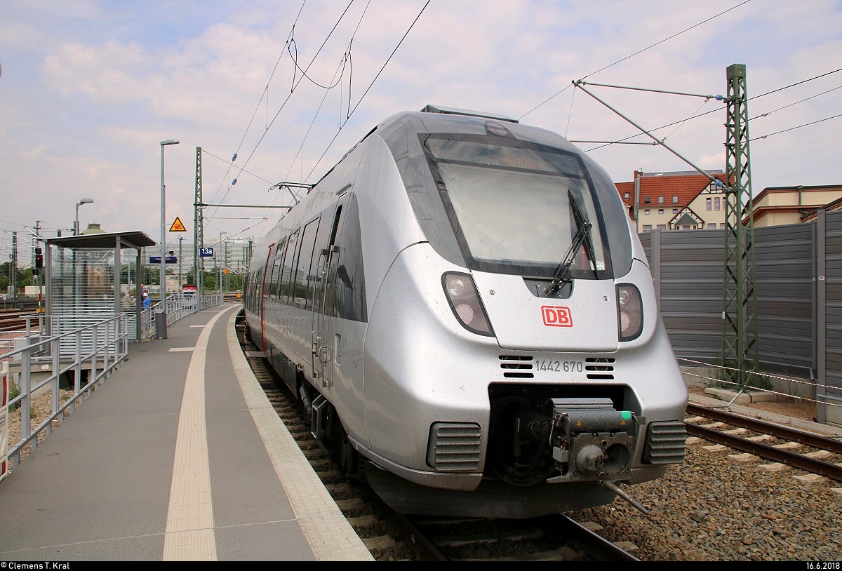 1442 670 (Bombardier Talent 2) der S-Bahn Mitteldeutschland (MDSB II | DB Regio Südost) als S 37730 (S7) nach Halle-Nietleben steht in ihrem Startbahnhof Halle(Saale)Hbf Gl. 13a.
Die silbernen Fahrzeuge sind auf dieser Linie nur in Ausnahmefällen anzutreffen.
[16.6.2018 | 12:12 Uhr]