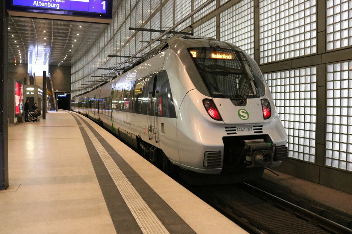 1442 707 (Bombardier Talent 2) der S-Bahn Mitteldeutschland als S 37519 (S5) von Halle(Saale)Hbf nach Neukieritzsch steht im Hp Leipzig Wilhelm-Leuschner-Platz auf Gleis 1. [31.10.2017 | 13:47 Uhr]