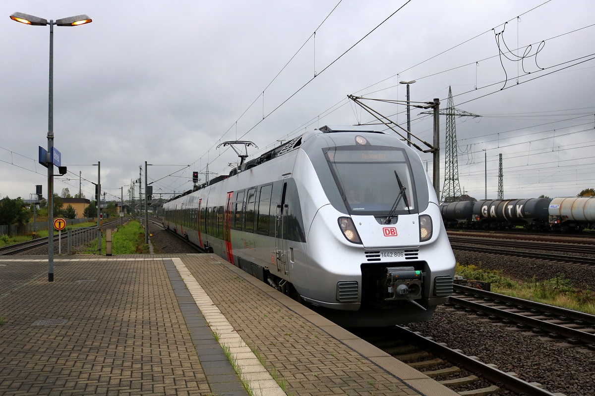 1442 806 (Bombardier Talent 2) von DB Regio Südost als S 37250 (S2) von Leipzig-Connewitz nach Dessau Hbf erreicht den Bahnhof Bitterfeld auf Gleis 2. [24.9.2017 | 15:33 Uhr]