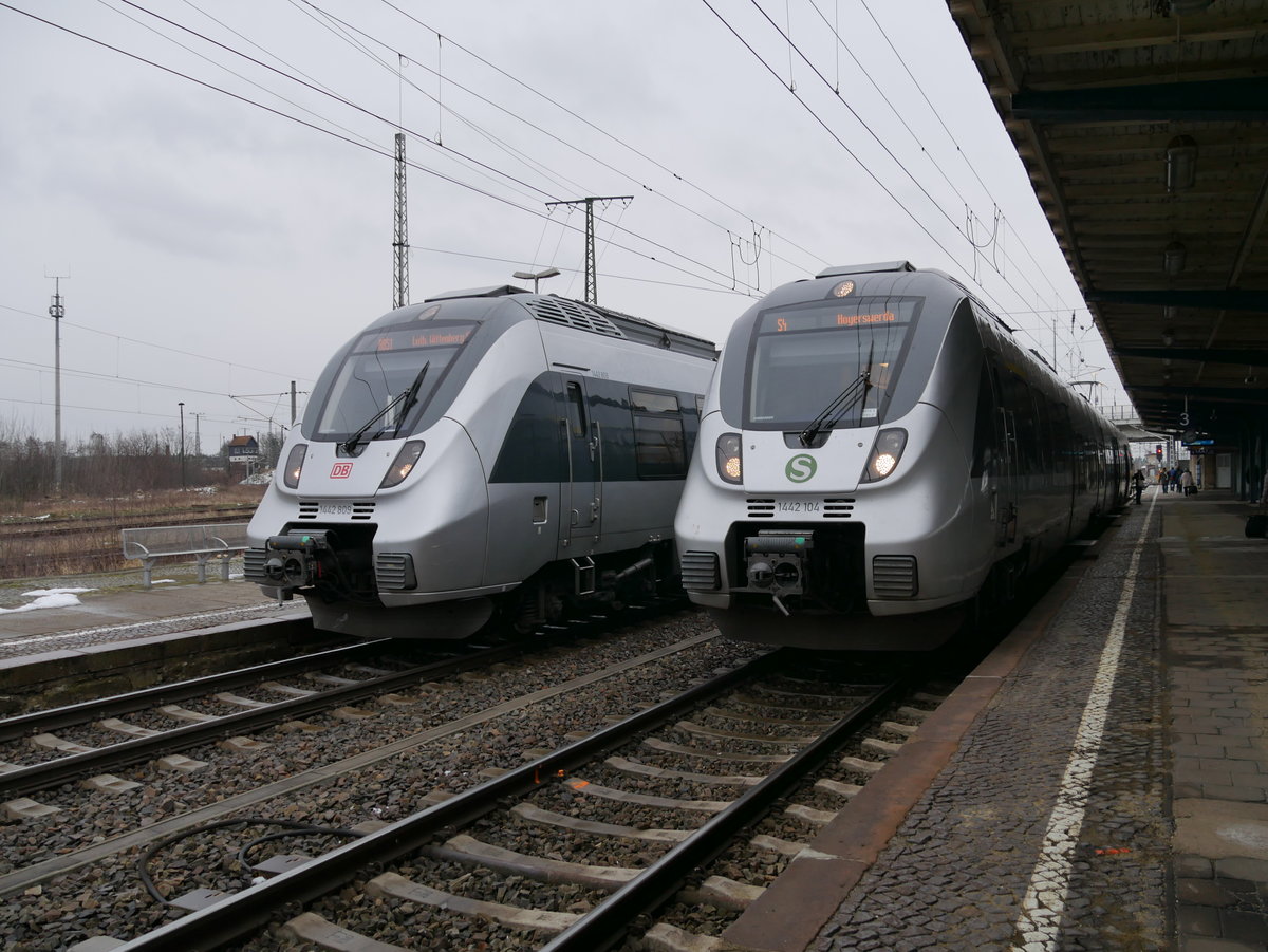 1442 809 und 1442 104 standen am 11.02.2018 im Bahnhof Falkenberg (Elster).