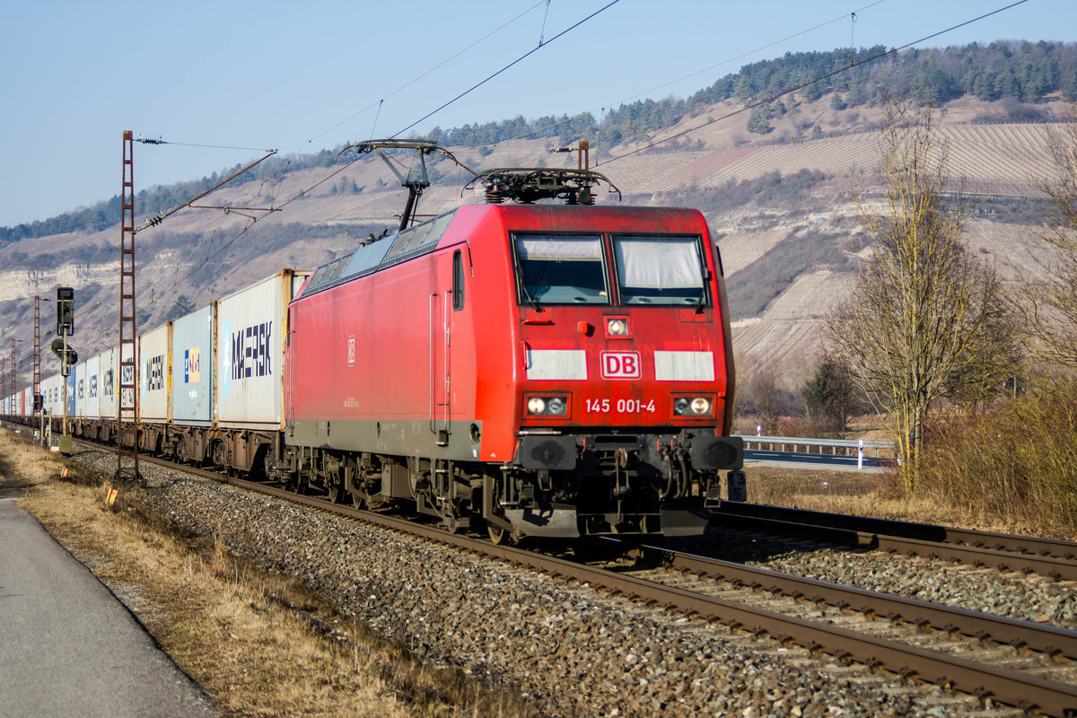 145 001-4 mit einen Containerzug in Richtung Süden unterwegs,gesehen am 15.02.2017 bei Thüngersheim.