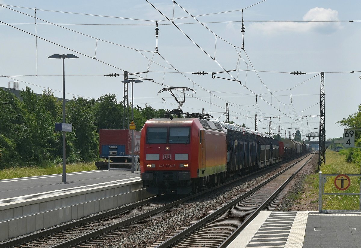 145 004 kommt hier aus Ladenburg in Heddesheim/Hirschberg durchgefahren Richtung Weinheim am Sonntag den 27. Mai 2018 mit einem langer Mischer. 