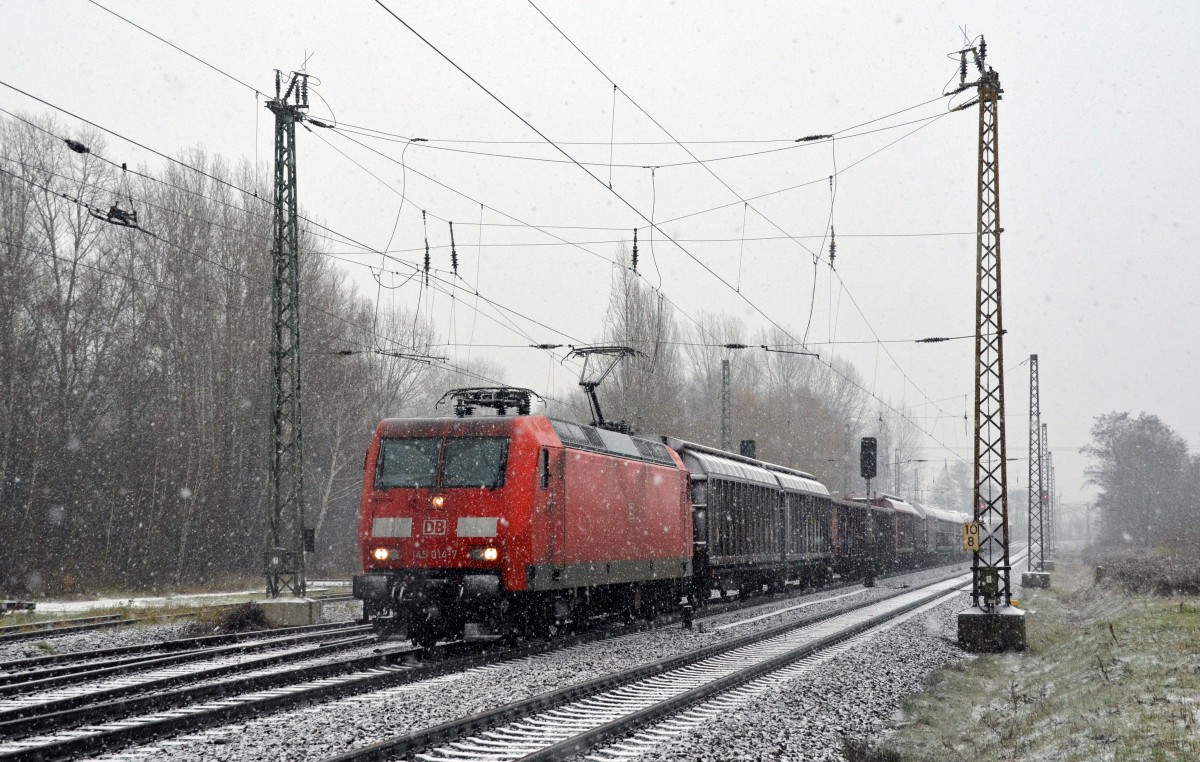 145 014 zog am 28.11.15 einen gemischten Güterzug durch das Theklaer Schneetreiben Richtung Leipzig-Mockau.