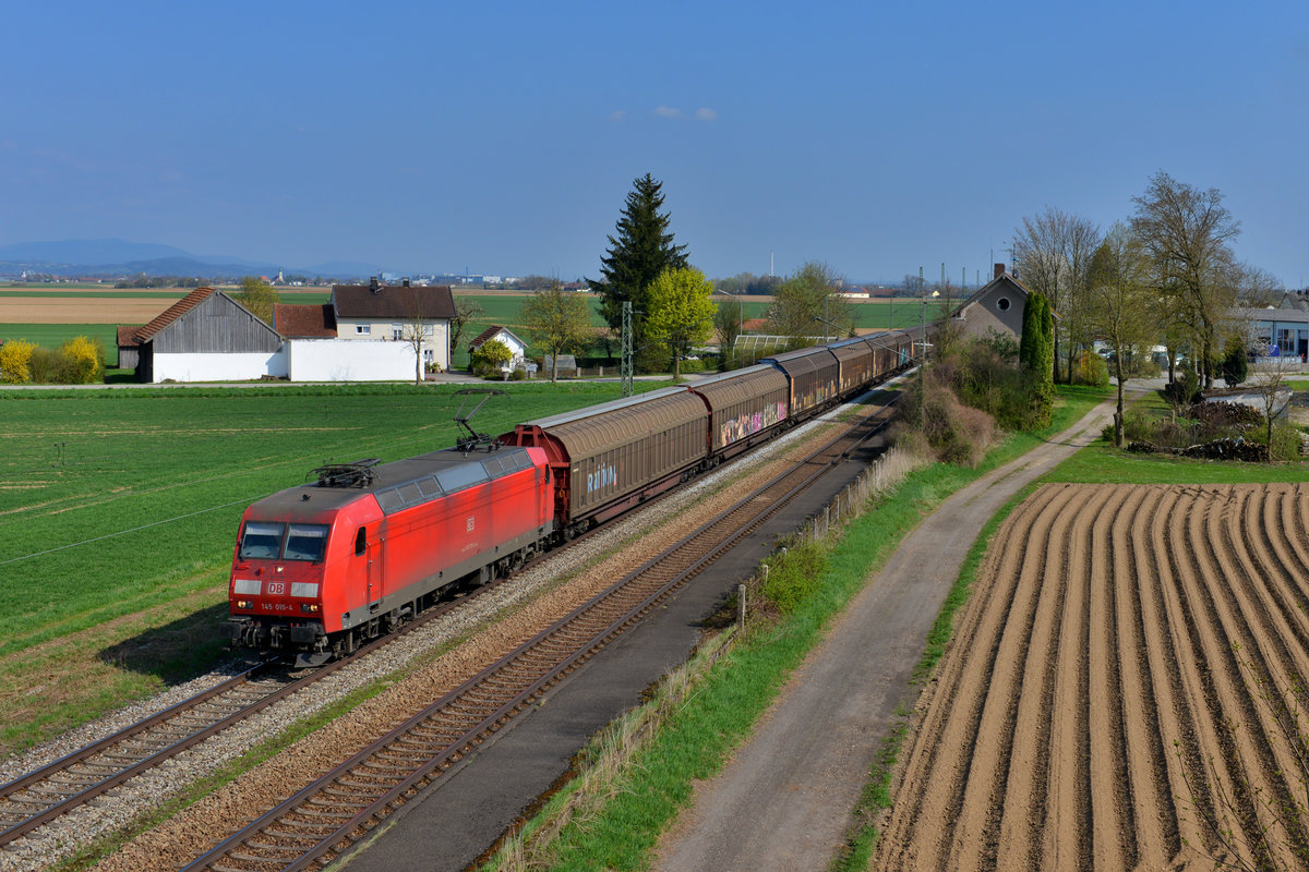 145 015 mit einem Güterzug am 05.04.2017 bei Stephansposching. 