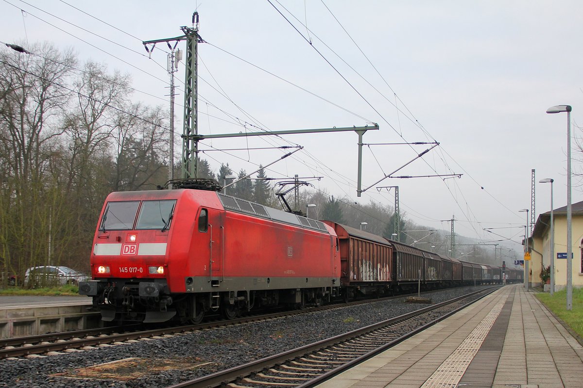 145 017-0 von Kassel kommend bei der Durchfahrt in Baunatal Guntershausen in Richtung Frankfurt. 12.01.2018