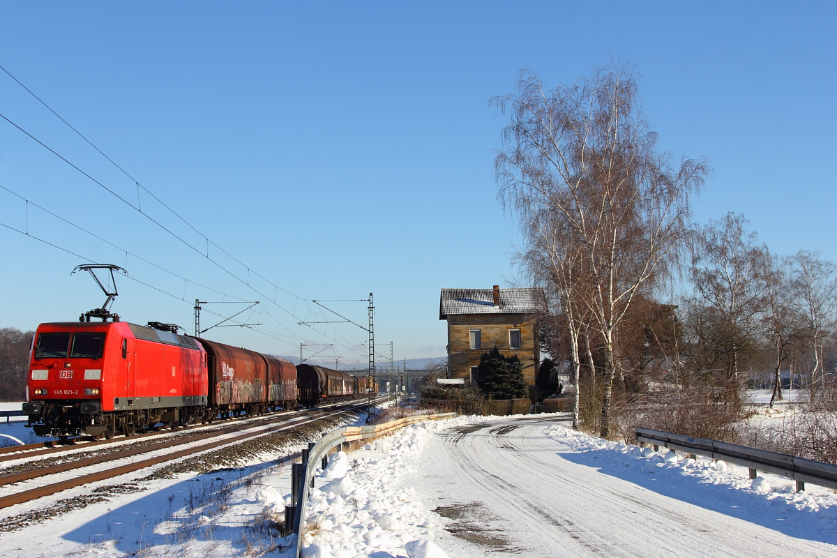 145 021-2 DB Cargo bei Oberlangenstadt am 06.01.2017.
