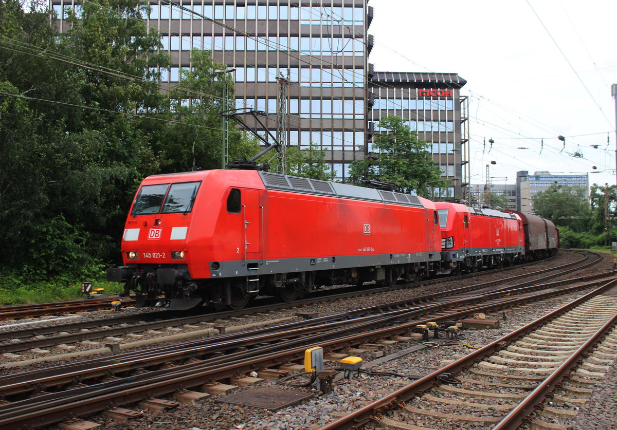 145 021-2 kam am 8.7.16 mit einem polnischen DB-Vectron (170 040) um die Kurve in Düsseldorf-Rath