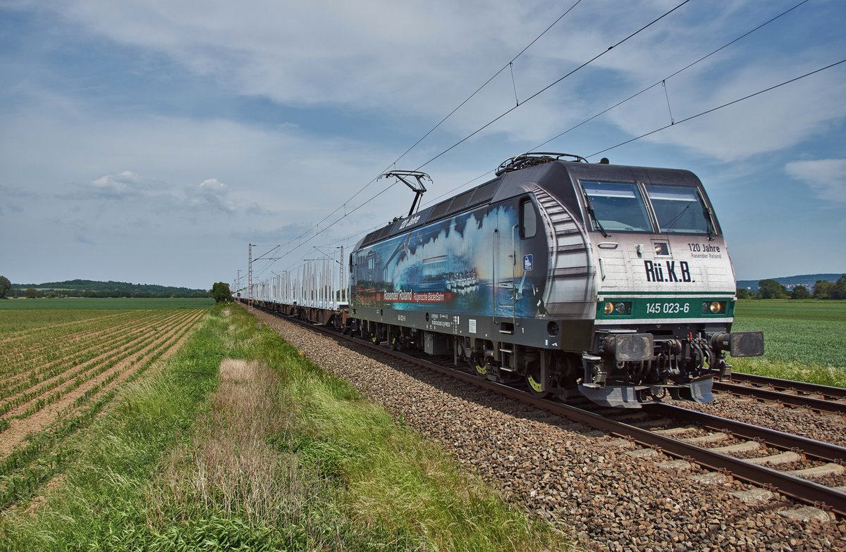 145 023-6 von der Press mit  120 Jahre Rasender Roland  ist mit einen leeren Rungenzug in Richtung Süden bei Obernjesa unterwegs,gesehen am 25.05.2018.