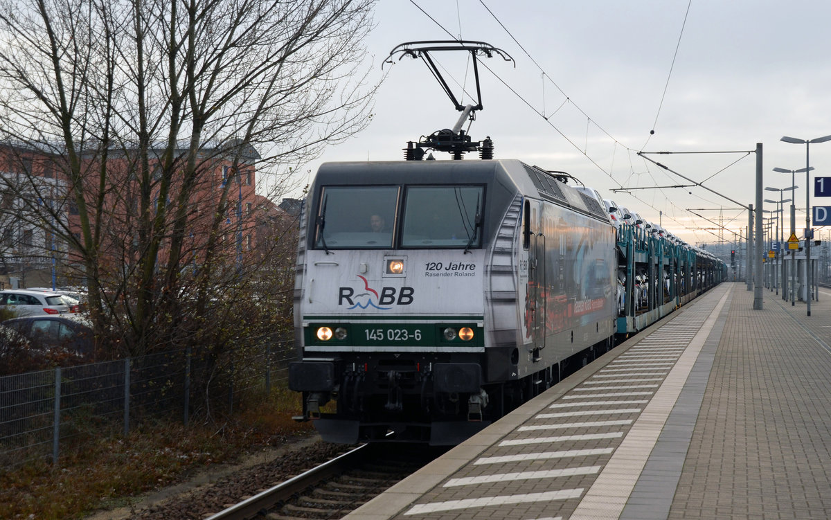 145 023 schleppte am 06.12.16 einen Autozug der Marke VW durch Bitterfeld Richtung Dessau.