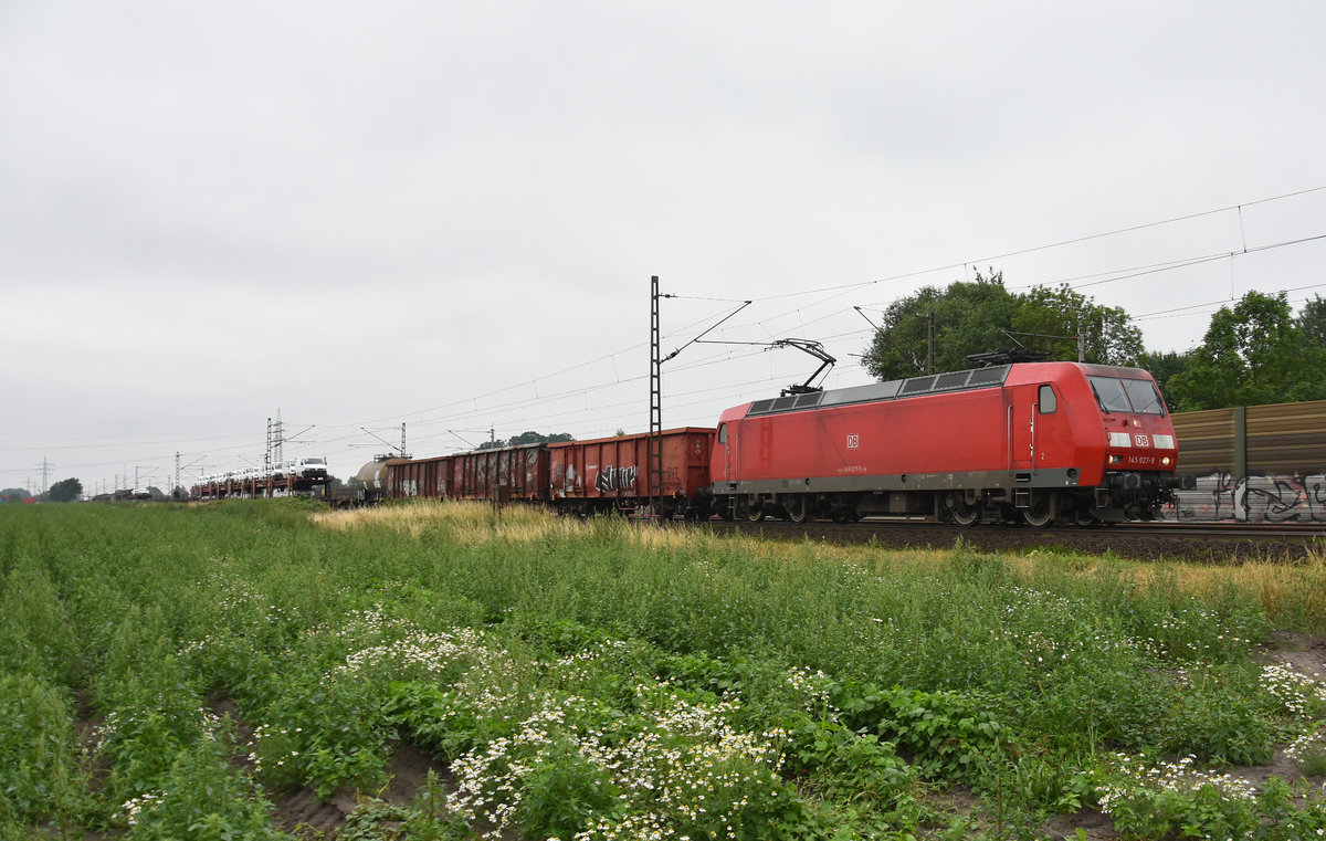 145 027-9 mit einem gemischten Güterzug kommend aus Lüneburg. Höhe Bardowick, 26.06.2018.