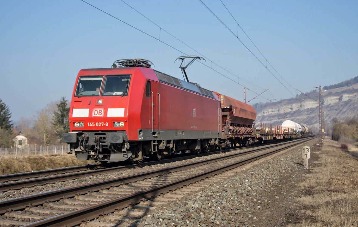 145 027-9 passiert mit einen gemischten Güterzug am 15.02.2017 Thüngersheim um weiter in Richtung Nürnberg zu fahren.
