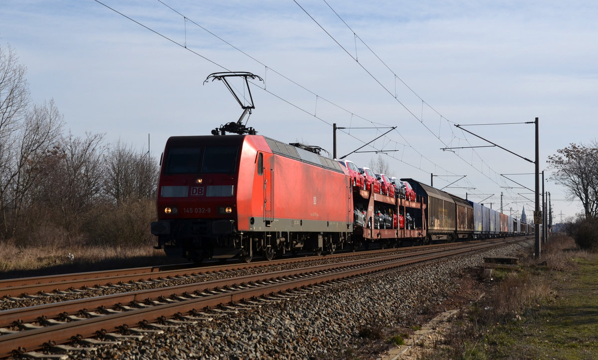 145 032 schleppte am 23.02.19 einen Autologistiker durch Greppin Richtung Dessau.