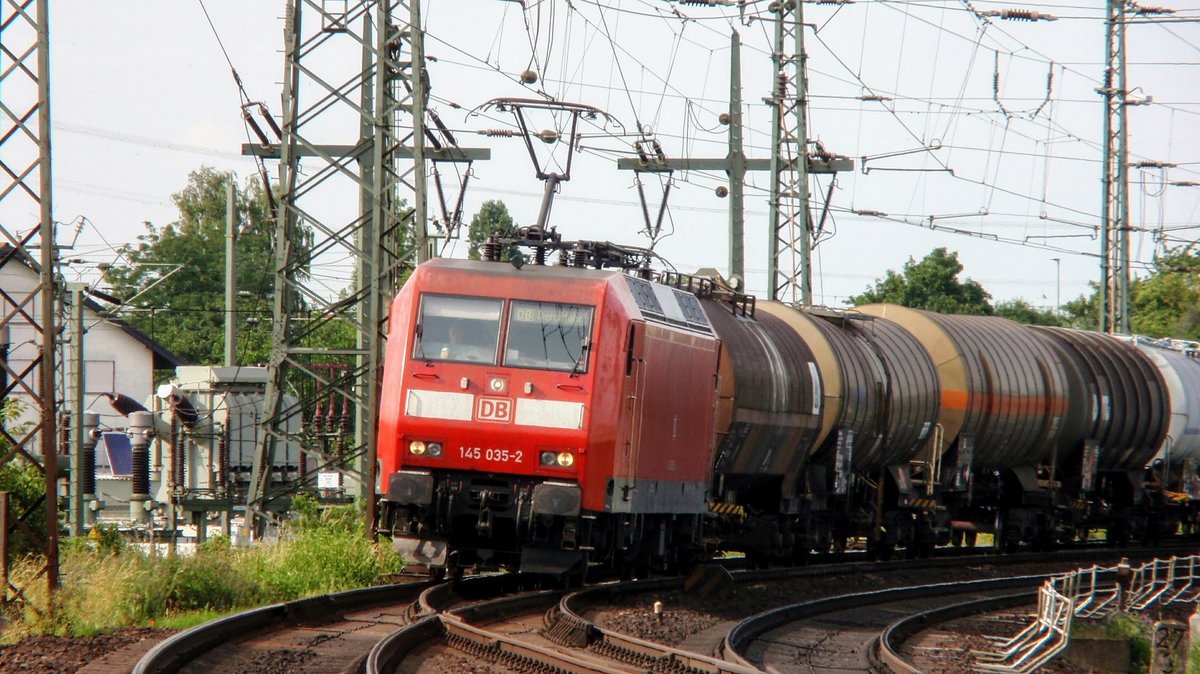 145 035 fährt mit einem Güterzug in Richtung Mannheim um die Bibliser Kurve. Aufgenommen am 31. Mai 2018.