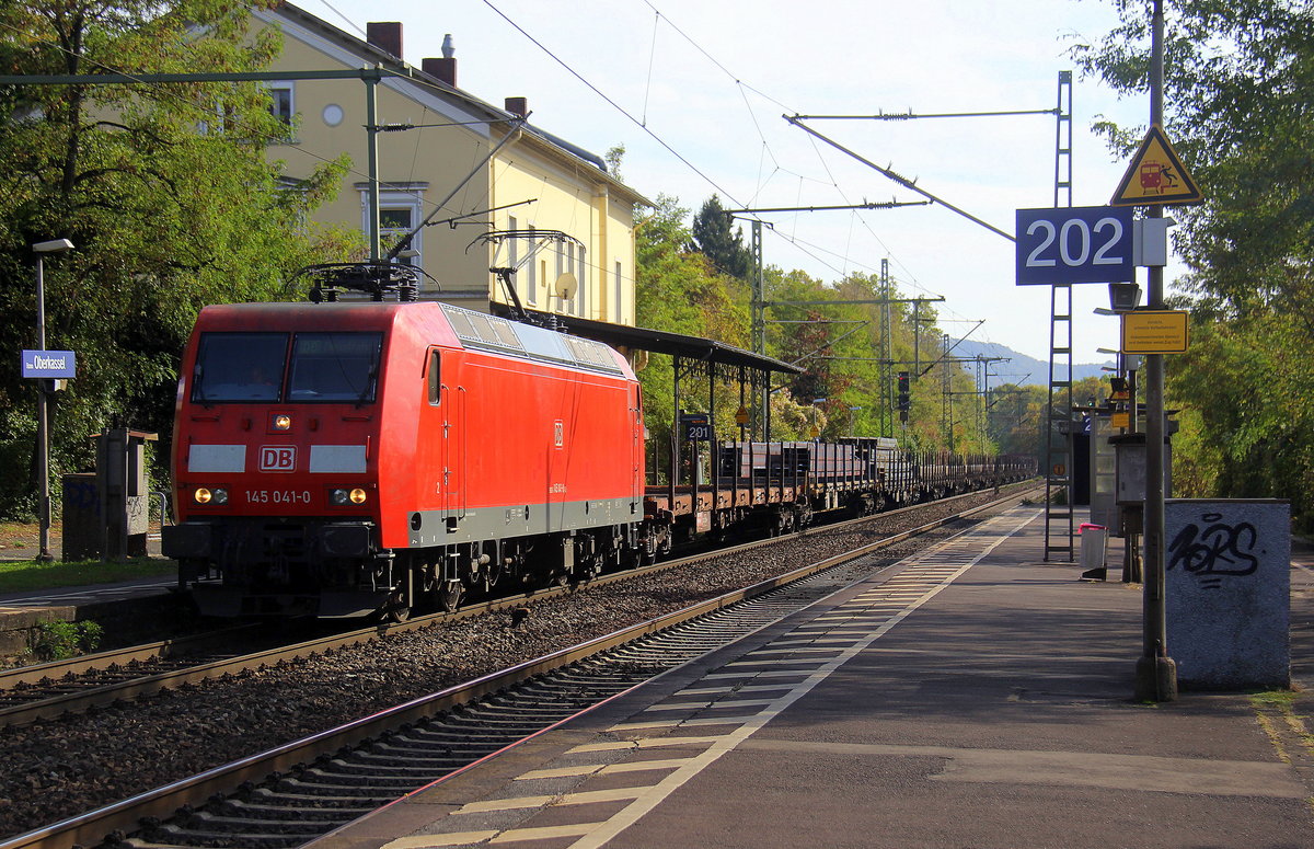 145 041-0 DB kommt mit einem Güterzug aus Süden nach Köln-Gremberg und kommt aus Richtung Koblenz und fährt durch Bonn-Oberkassel in Richtung Köln-Gremberg.
Aufgenommen vom Bahnsteig von Bonn-Oberkassel an der rechten Rheinstrecke.
Bei Sommerwetter im Oktober am 6.10.2018.