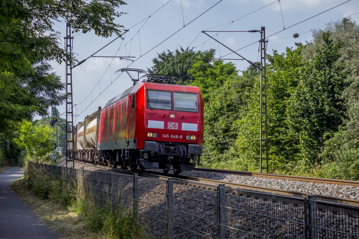 145 046-9 befördert einen KLV-Ganzzug durch Bonn-Friesdorf die linke Rheinschiene hinauf Richtung Koblenz. (09.07.2013)