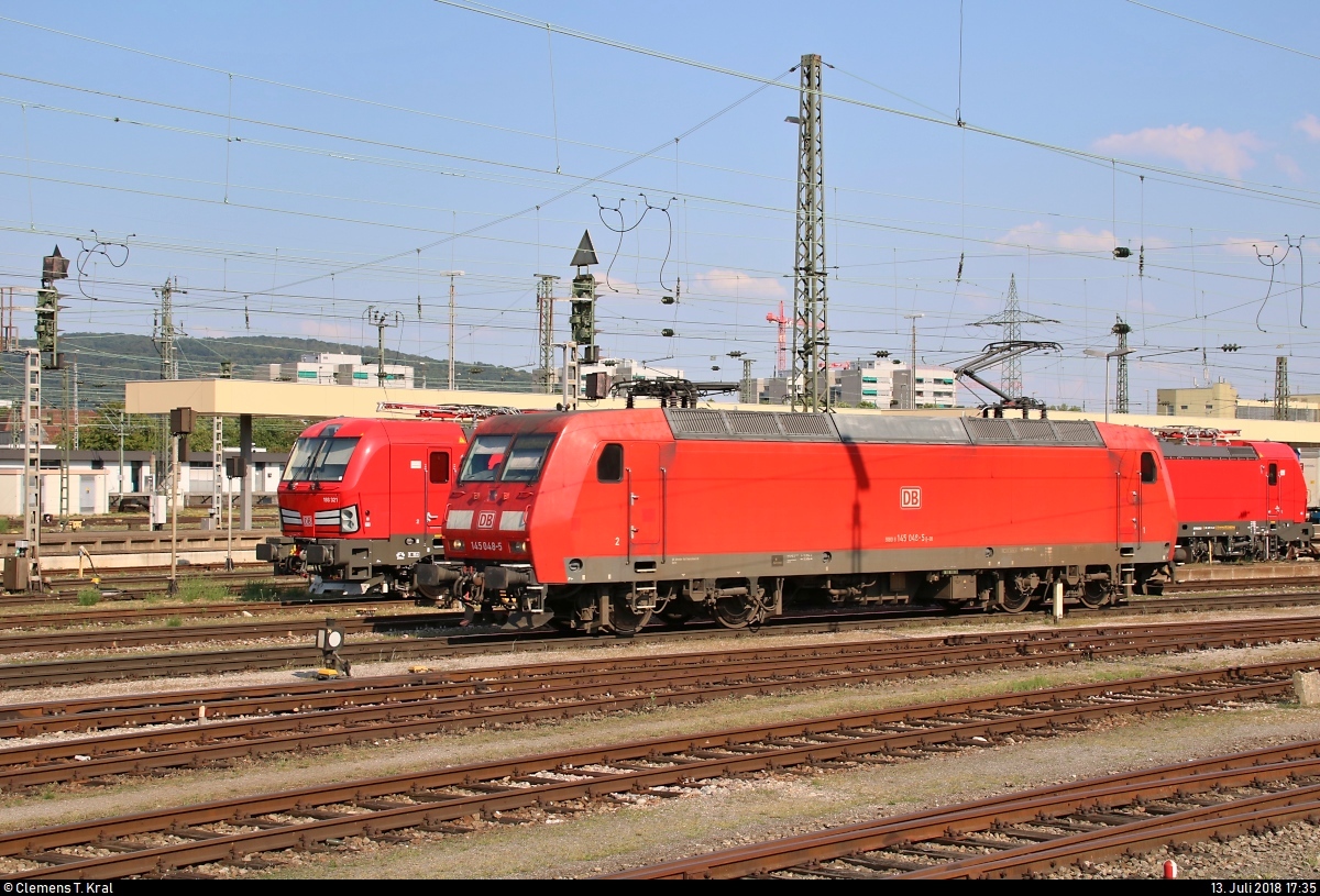 145 048-5 DB als Tfzf durchfährt den Bahnhof Basel Bad Bf (CH) in nördlicher Richtung. Dahinter sind 193 321-7 und 193 320-9 DB abgestellt.
Aufgenommen vom öffentlich zugänglichen Parkplatz neben der Schwarzwaldallee.
[13.7.2018 | 17:35 Uhr]