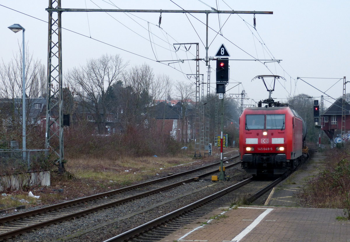 145 048-5 DB kommt aus Richtung Mönchengladbach-Hbf mit einem  Güterzug aus Venlo(NL) nach Köln-Gremberg(D) und fährt durch den Rheydter-Hbf in Richtung Grevenbroich,Köln. 
Aufgenommen vom Bahnsteig 3 in Rheydt-Hbf. 
Bei leichtem Schneefall am Kalten Nachmittag vom 6.2.2018.