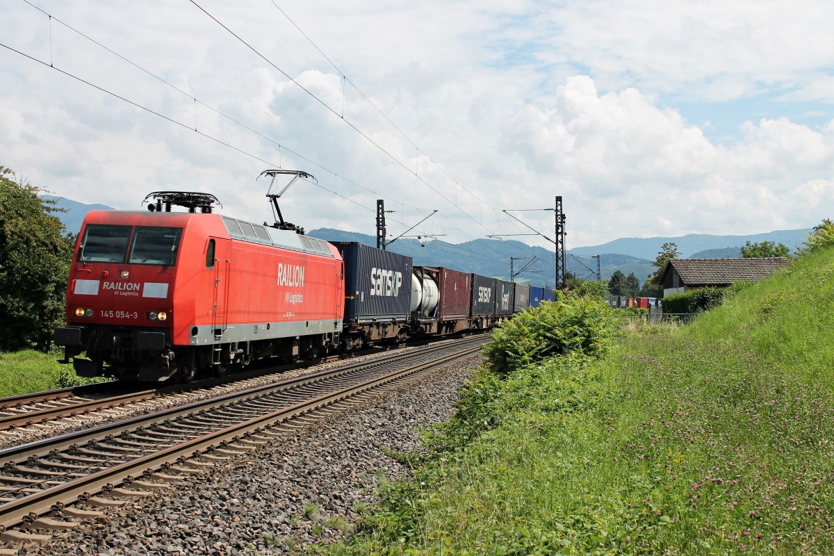 145 054-3 mit einem Containerzug am 08.08.2014 bei Kollmarsreute.