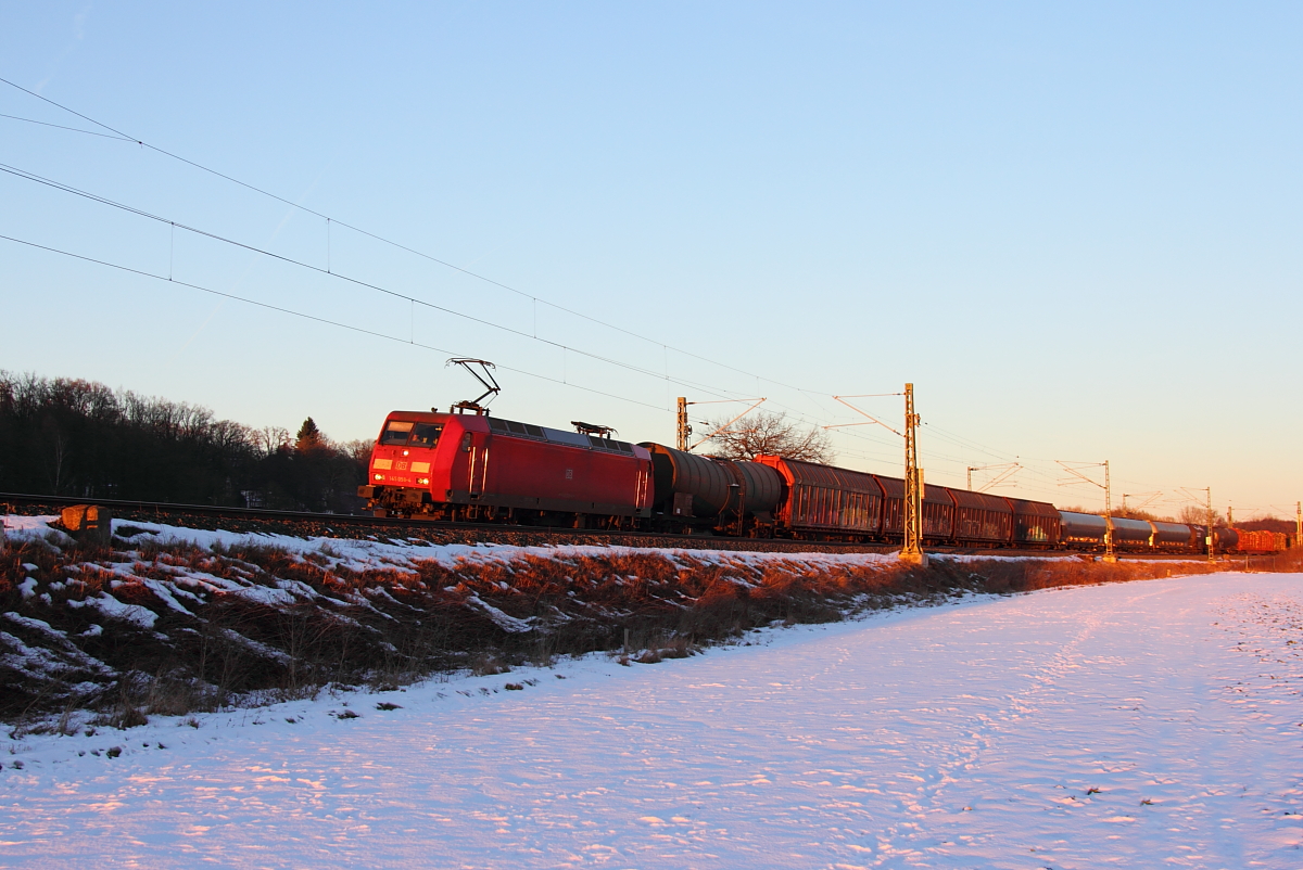 145 058-4 DB Cargo bei Oberlangenstadt am 19.01.2017.