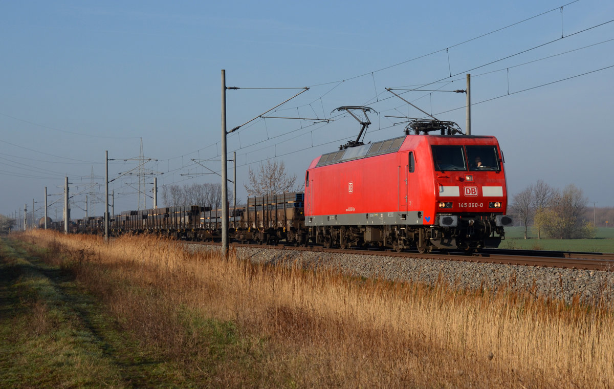 145 060 führte am Morgen des 23.03.19 einen gemischten Güterzug, welcher bis auf einen Kesselwagen ausschließlich aus Flachwagen mit Stahlprodukten bestand, durch Braschwitz Richtung Magdeburg.