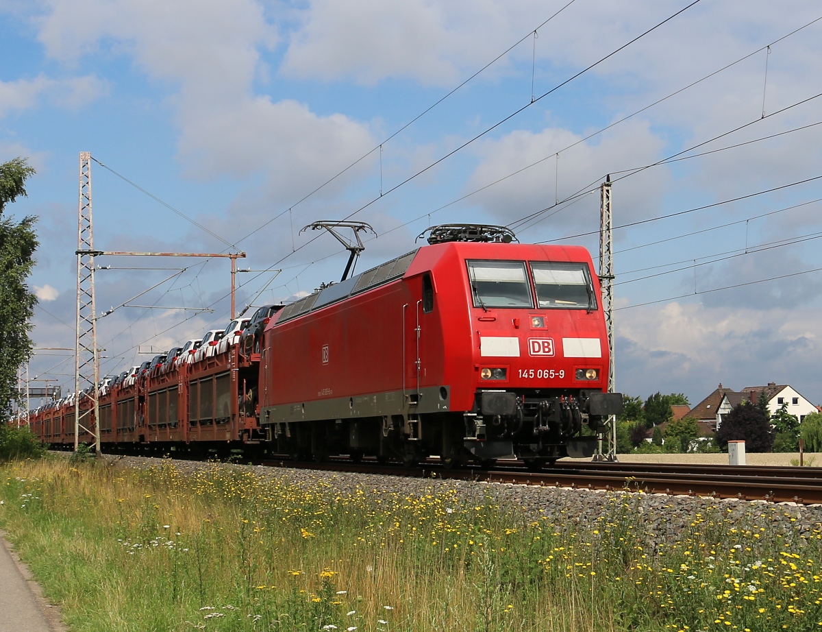 145 065-9 mit Autotransportwagen in Fahrtrichtung Seelze. Aufgenommen in Dedensen-Gümmer am 29.07.2015.
