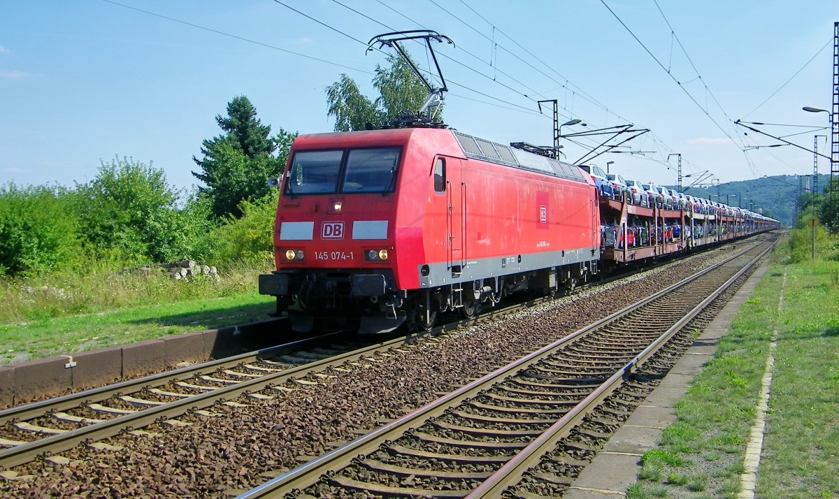 145 074-1 kommt mit einem Zug neuer Skodas durch den Hp Radebeul-Naundorf Richtung Coswig gefahren (22.8.2013)