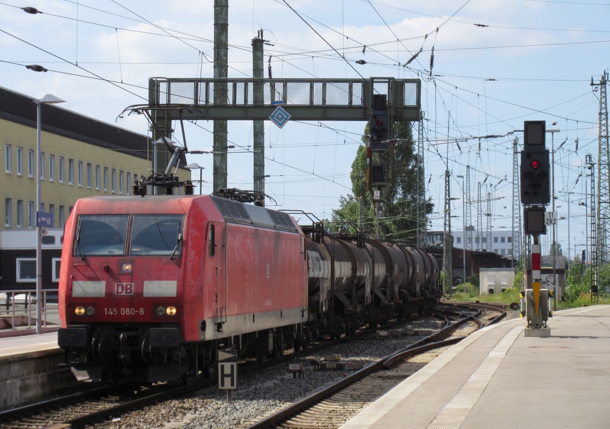 145 080-8 zieht am 05.August 2015 einen Kesselzug durch den Bremer Hauptbahnhof.