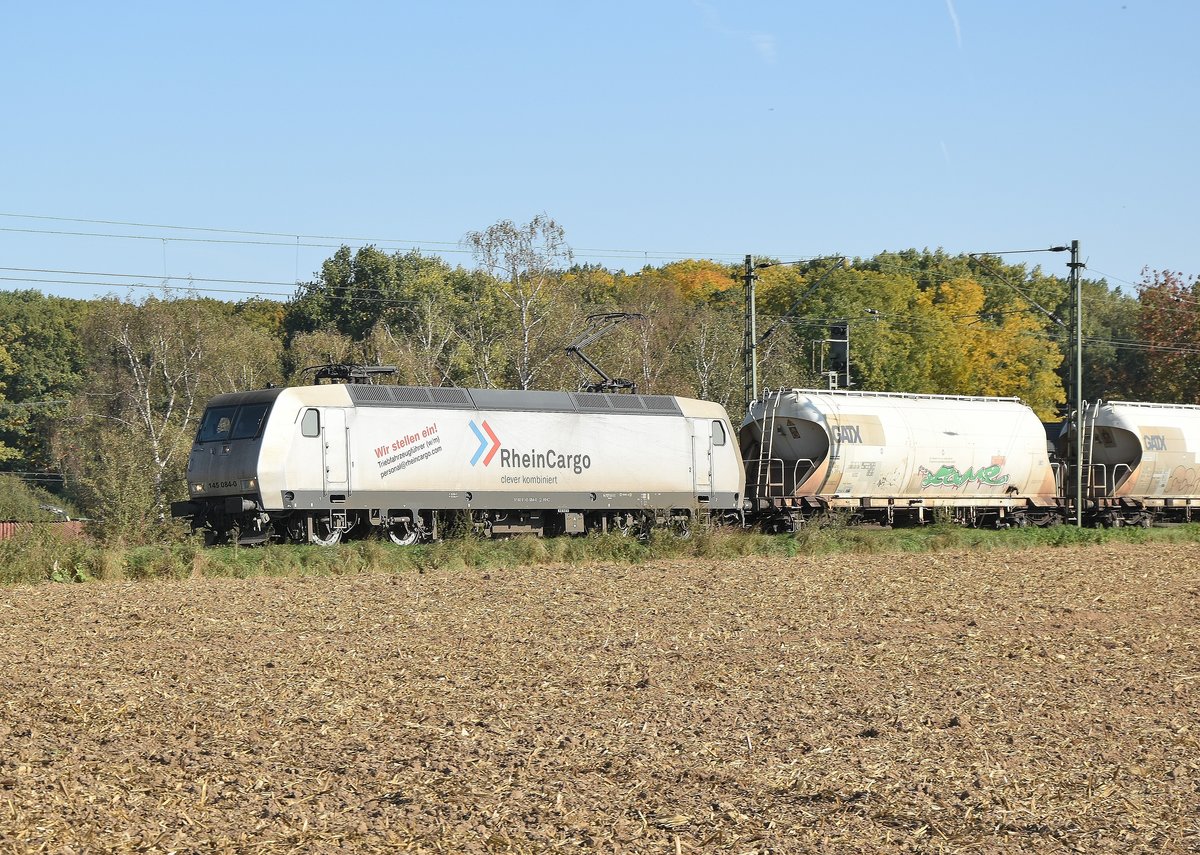 145 084-0 mit einem Silowagenzug bei Kaarst Broicherseite am Sonntag den 7.10.2018