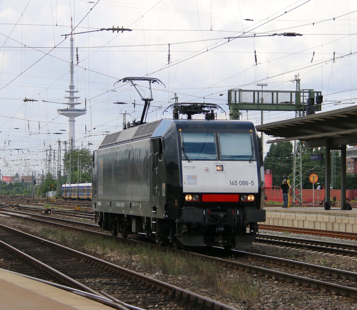 145 086-5 hatte am 14.06.2014 noch nicht lange ihr neues schwarzes Farbkleid. Hier als Tfzf in Richtung Süden durch den Bremer Hauptbahnhof.