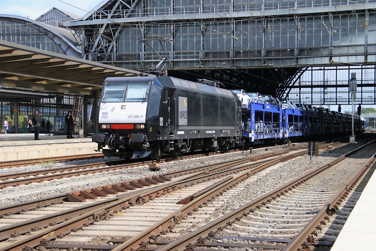 145 086-5 mit Autotransportzug durch den Hauptbahnhof Bremen in Richtung Norden. Aufgenommen am 14.06.2014.