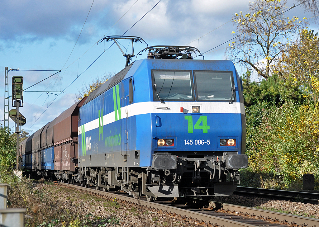 145 086-5 der NIAG mit Güterwagen durch Bonn-Beuel - 09.11.2013