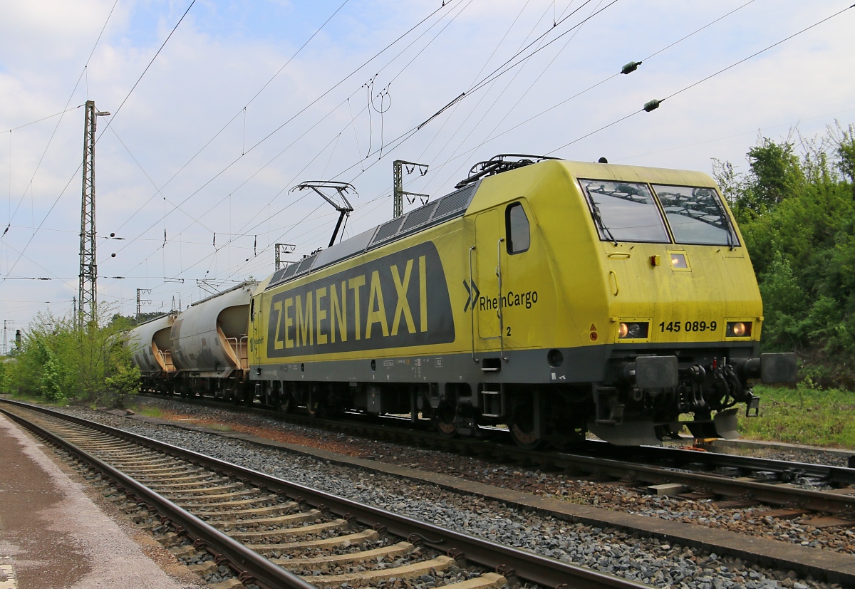 145 089-9, das  Zementaxi  der RheinCargo mit einem passenden Zug aus Richtung Osten kommend. Aufgenommen in Eichenberg am 13.05.2016.