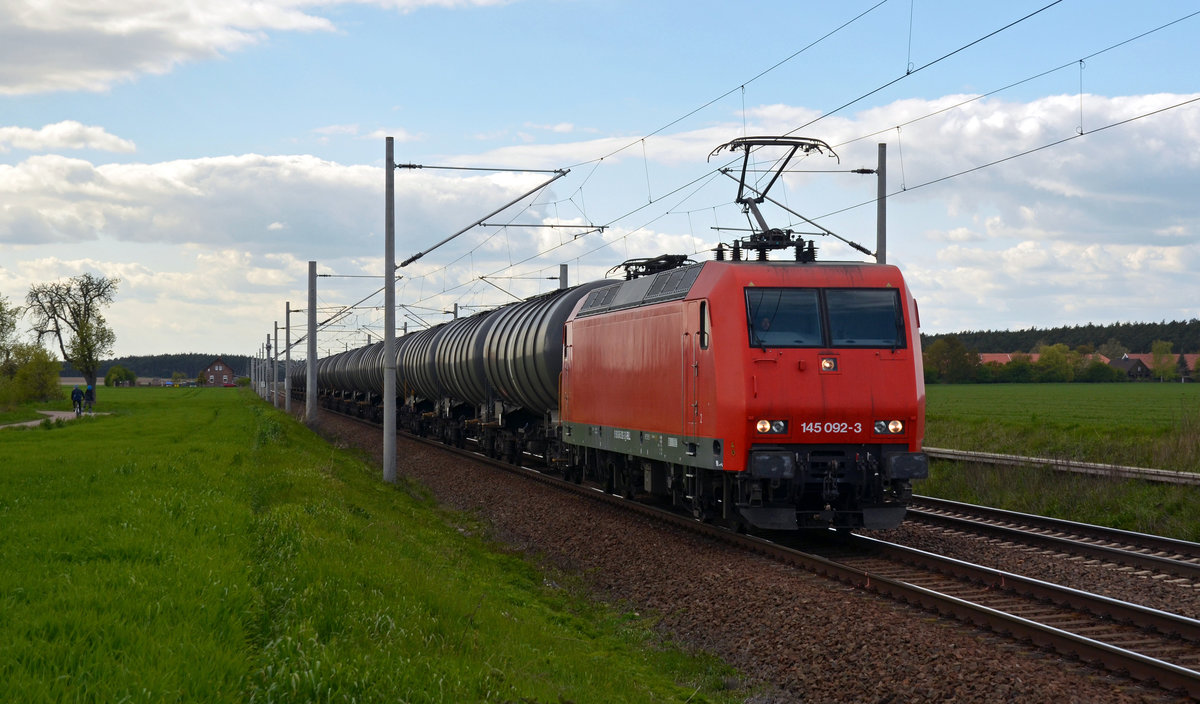 145 092, welche zuvor bei der HGK/Rheincargo im Einsatz war, wurde von der Beacon Rail Leasing gekauft. Hier zieht sie einen Kesselwagenzug am 29.04.17 durch Rodleben Richtung Roßlau.